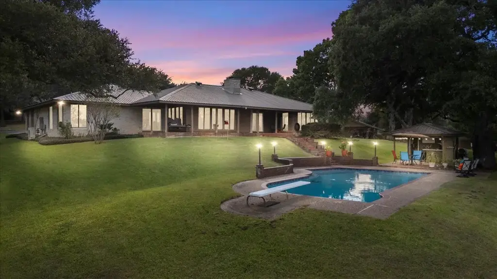 300 Oak Creek Cir, Luling