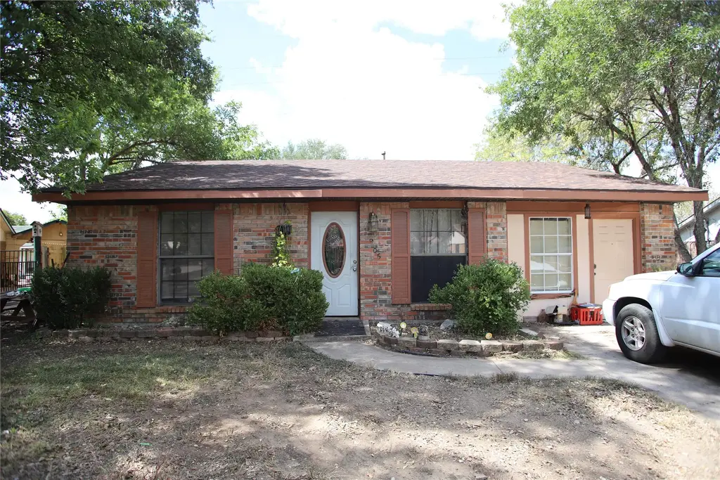 905 Luann Ln, Lockhart