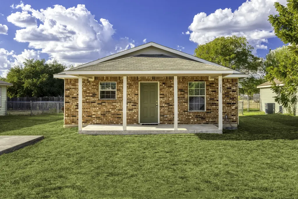 1303 W Pointe Pl, Lockhart
