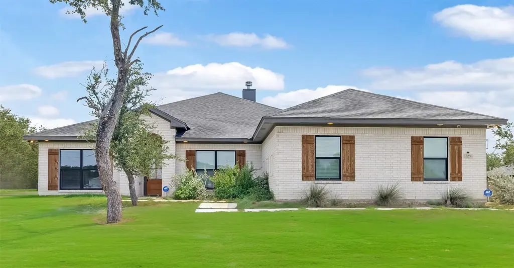 825 County Road 3152, Kempner