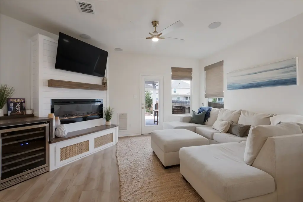 215 W Granite Shores Dr, Boerne