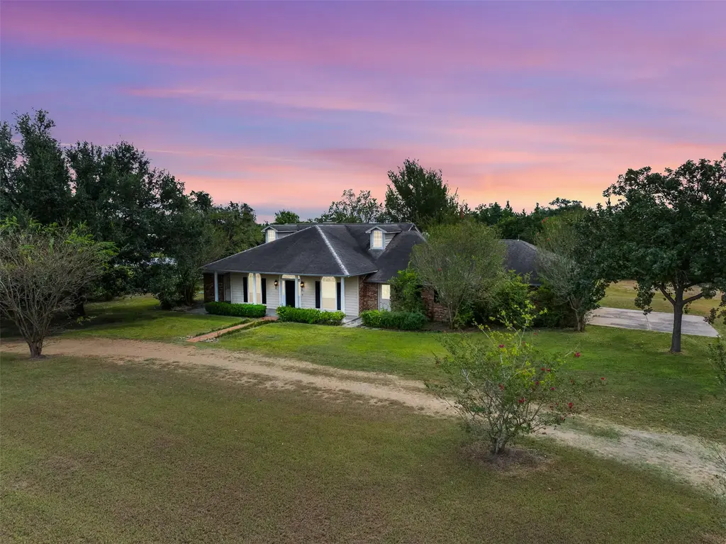 6658 Old Independence Rd, Brenham