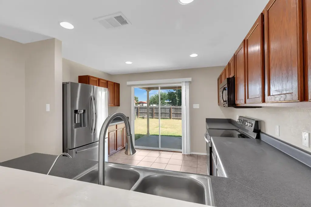 111 S Creekbend Dr, Hutto