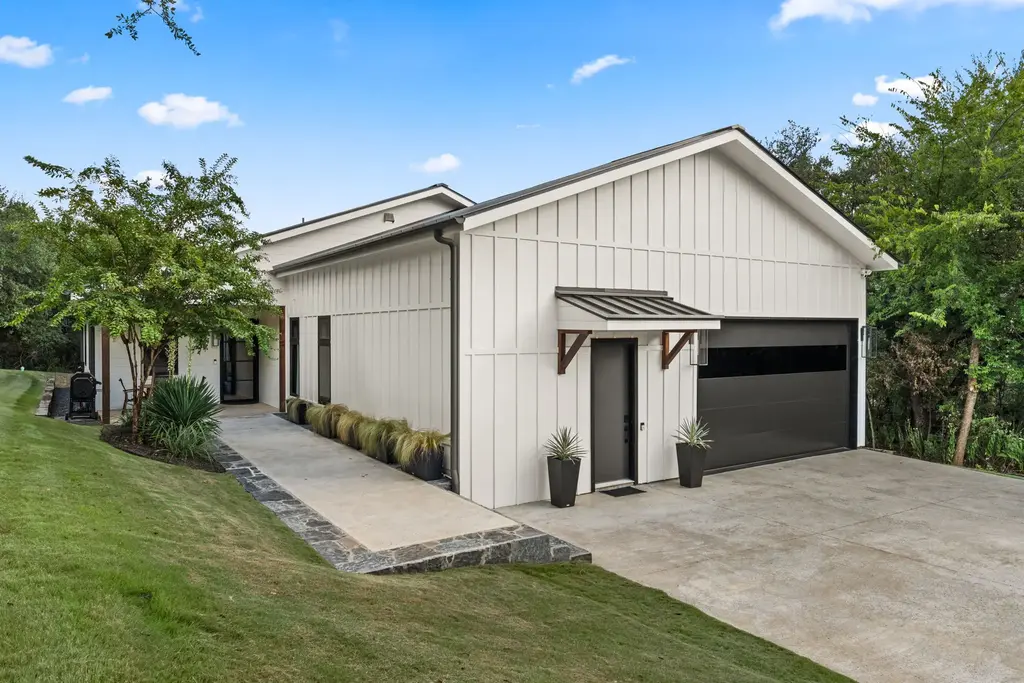 1501 E Lakeland Dr, Austin