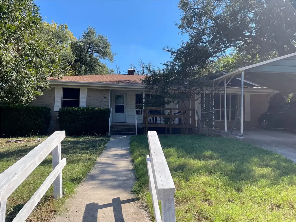 1304 W Avenue B, Lampasas