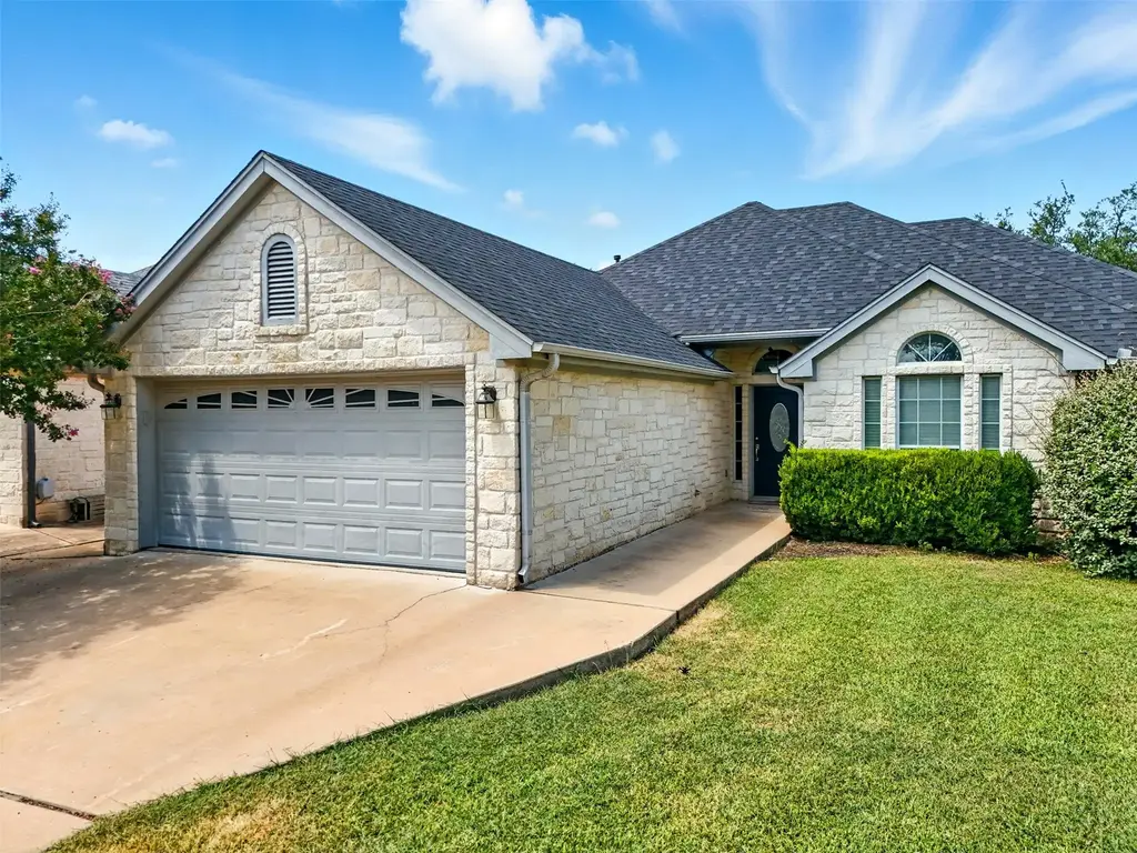 304 Fox Crossing, Burnet