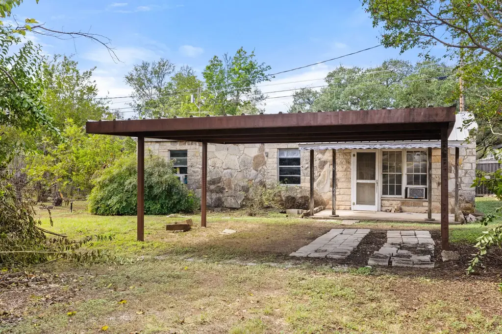 1504 N Water St, Burnet