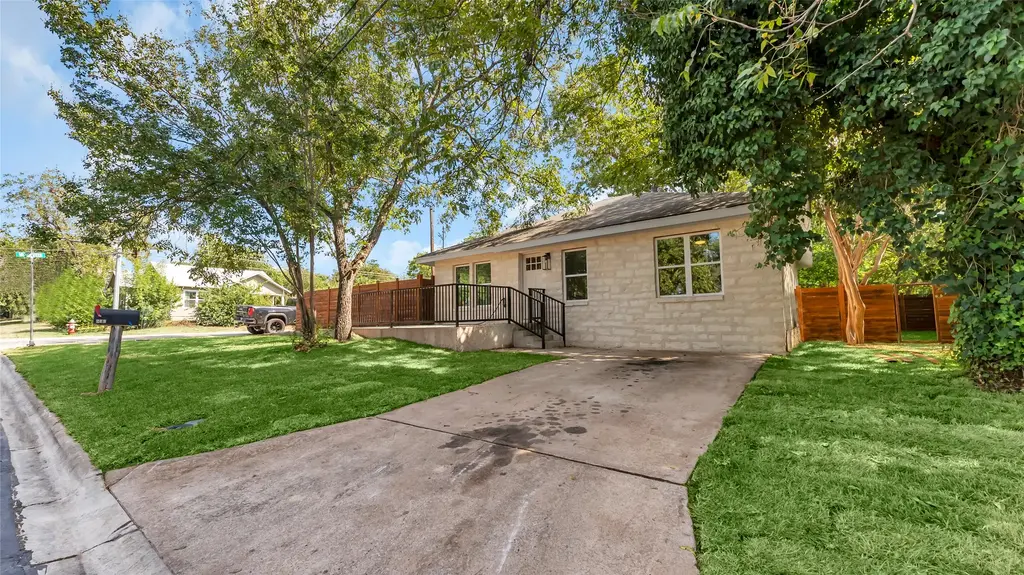 209 E Kerr St, Burnet