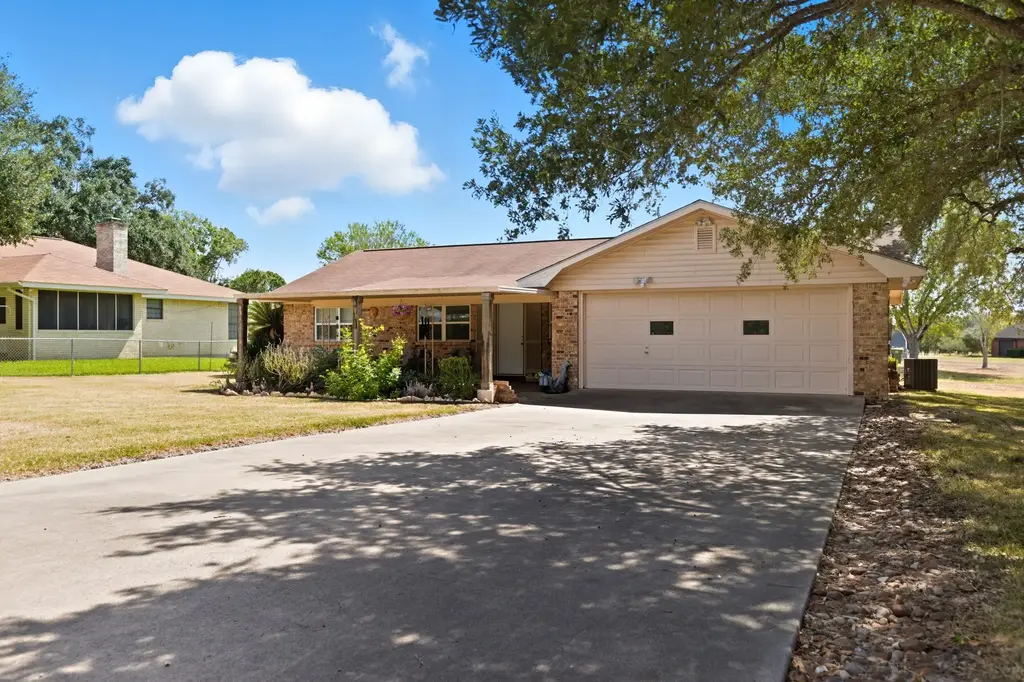 1307 Summit Dr, Gonzales