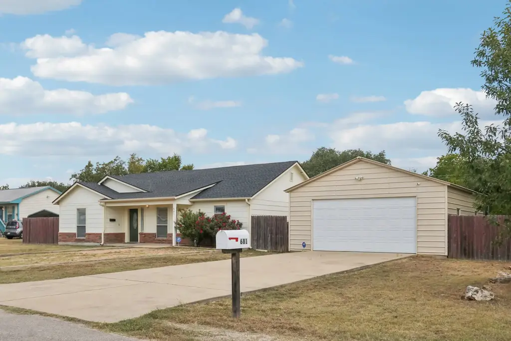 681 W South St, Bertram