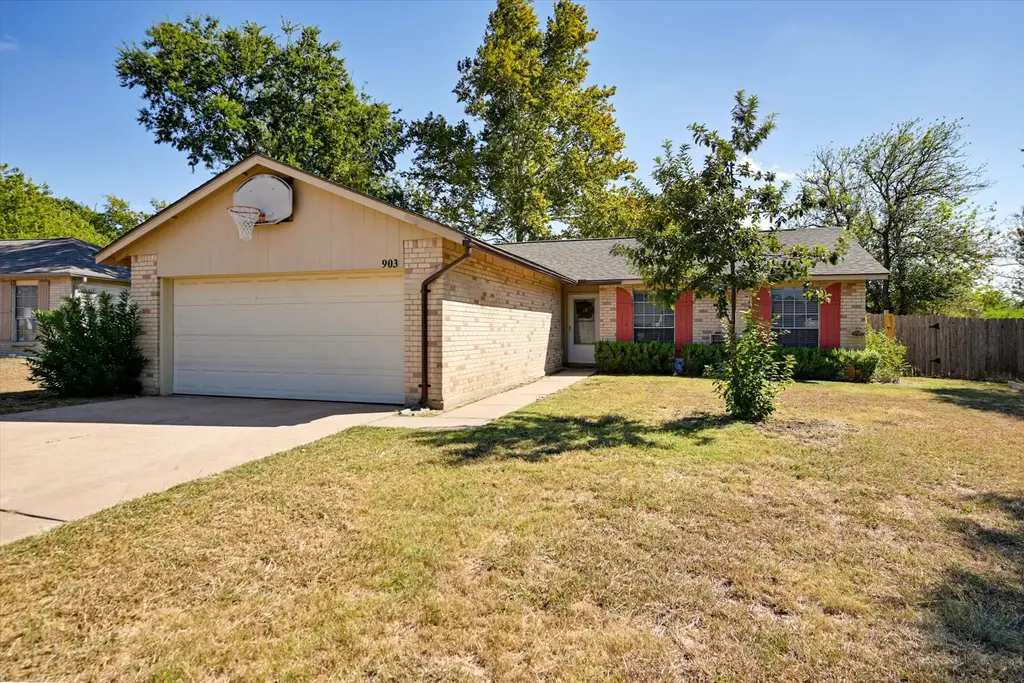 903 Rolling Green Cir, Round Rock