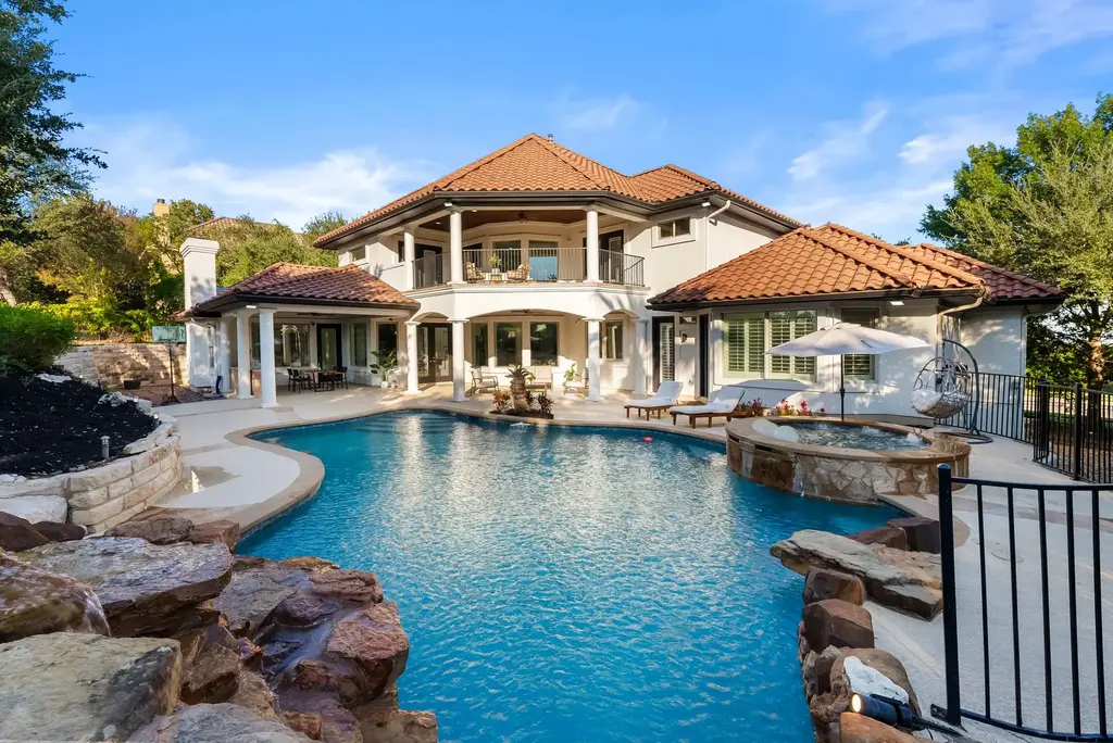 2404 University Club Dr, Austin
