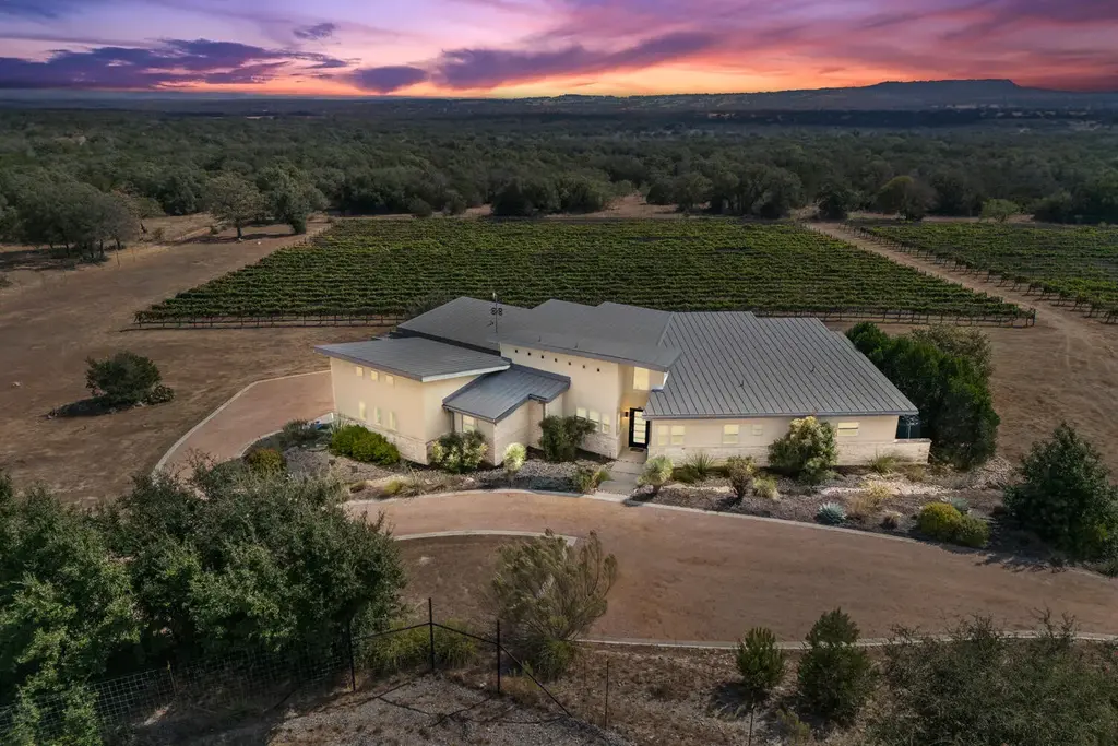 1758 Lincoln Smith Rd, Round Mountain