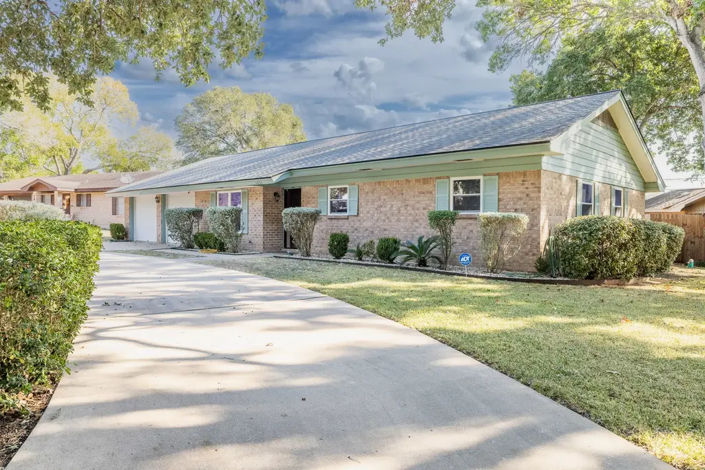 1833 Contour Dr, Gonzales