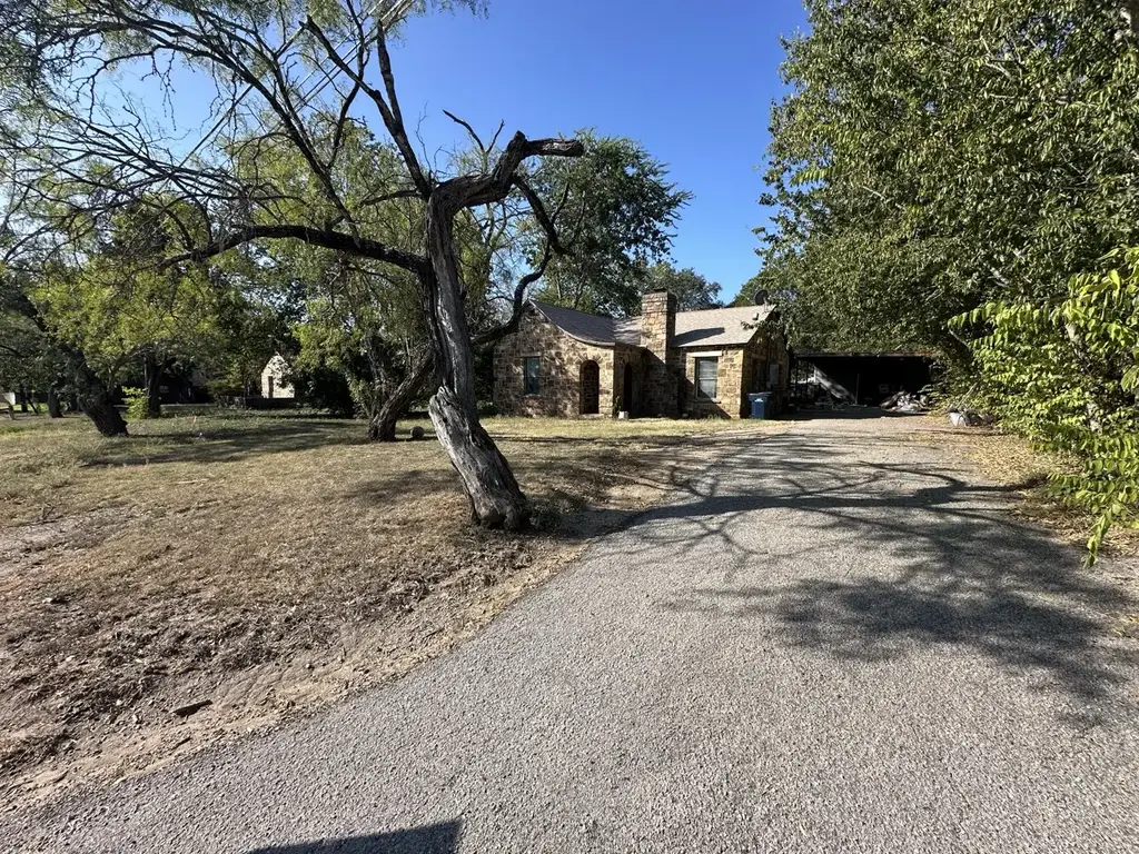 804 N Main St, Burnet