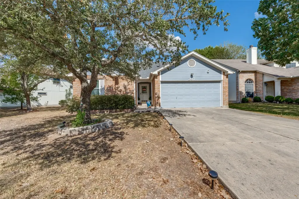 207 Sandhill Dr, Lockhart