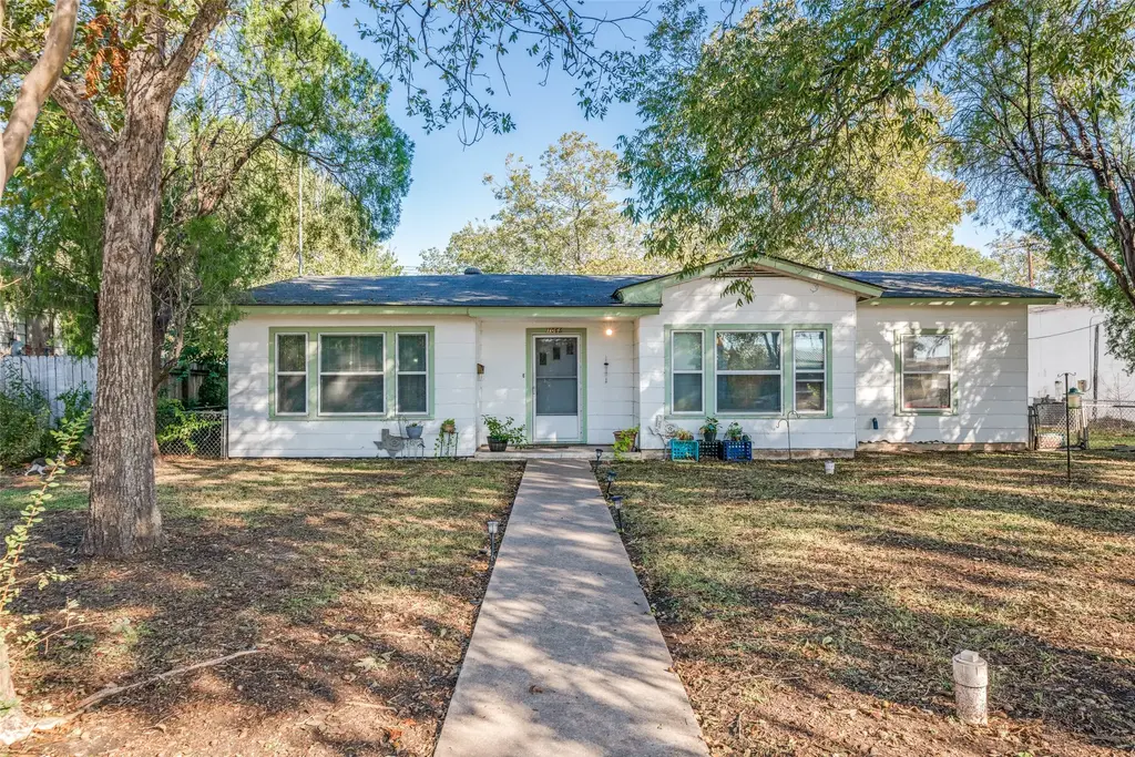 1068 E Walnut St, Seguin