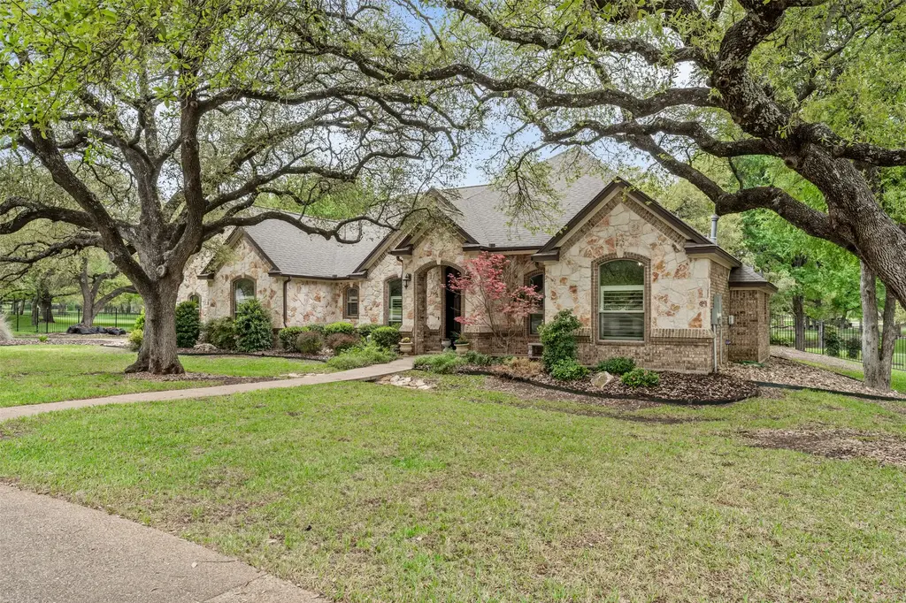 2016 The Creeks Dr, Salado
