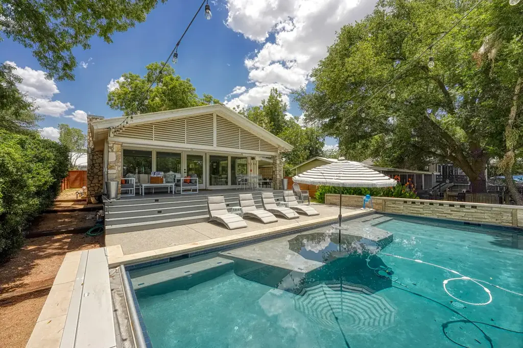 1304 S Lakeside Dr, Burnet