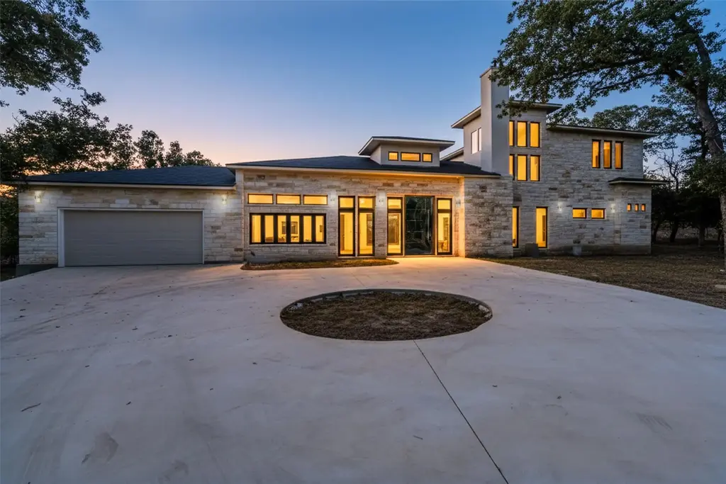 265 Maple Leaf Trl, Elgin