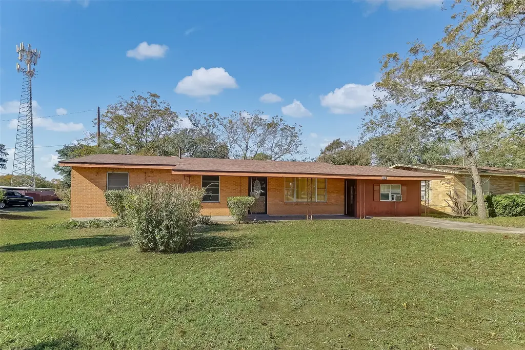 1012 N Water St, Burnet