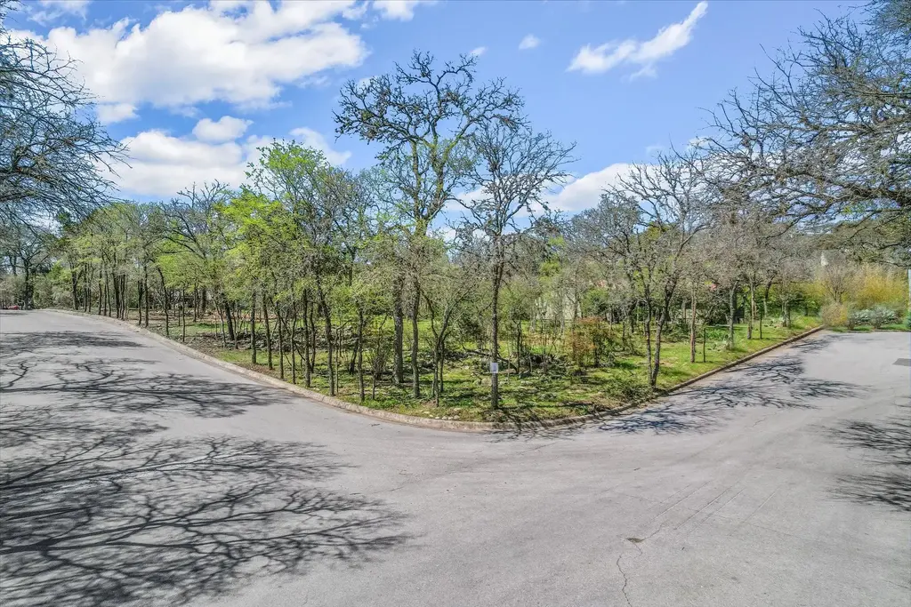 8 Sugar Shack Dr, West Lake Hills
