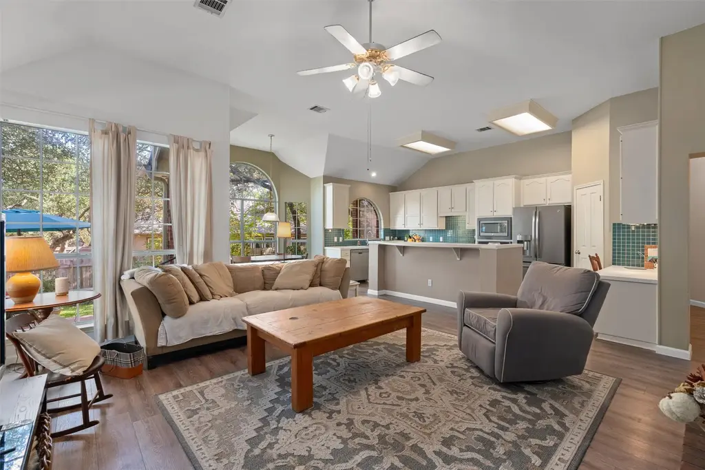 527 Oak Park Dr, Round Rock