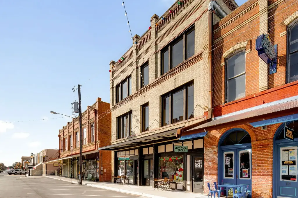 107 N Main St, Lockhart