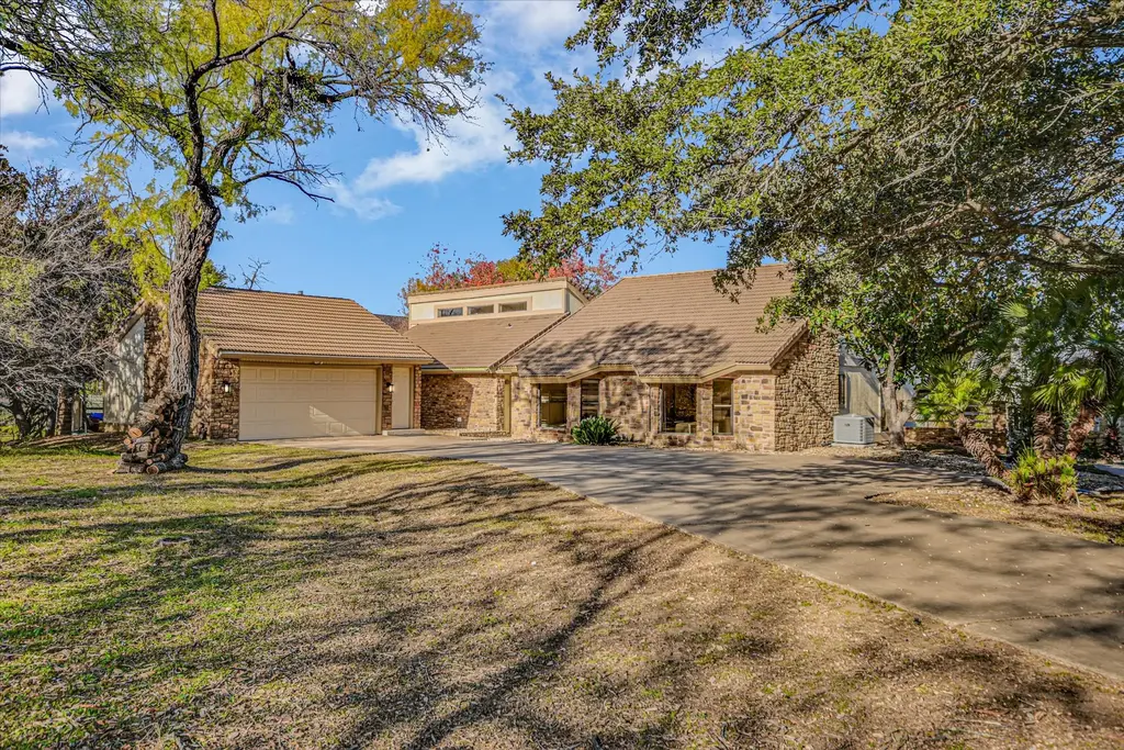 108 Nimrod, Horseshoe Bay