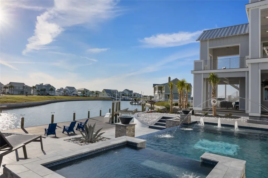 305 Estes Dr, Rockport