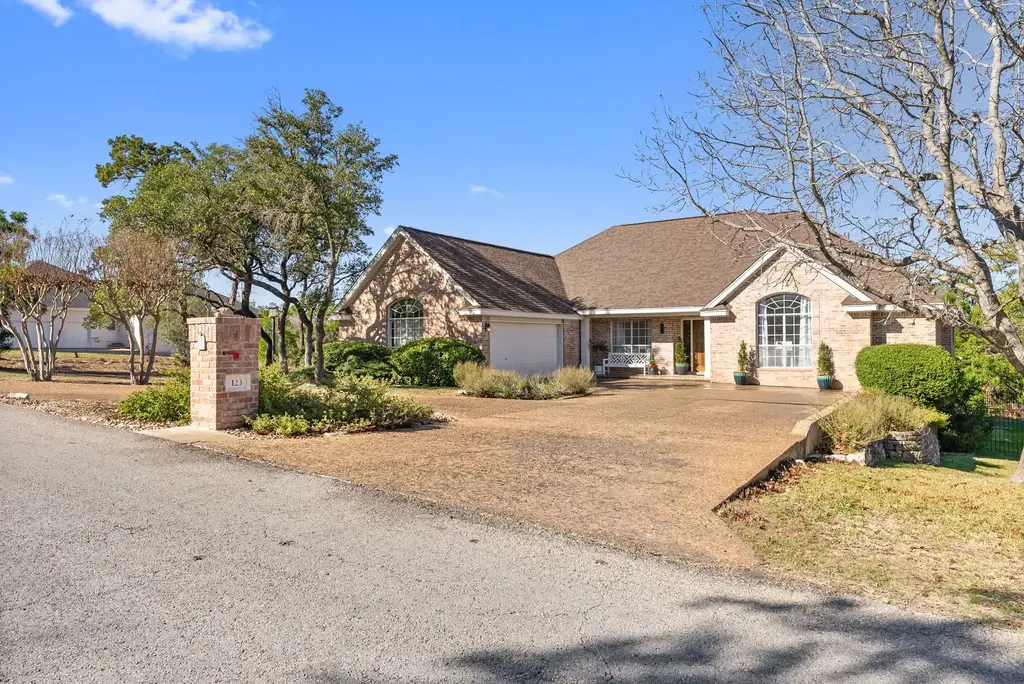123 Clubhouse Dr, Lakeway