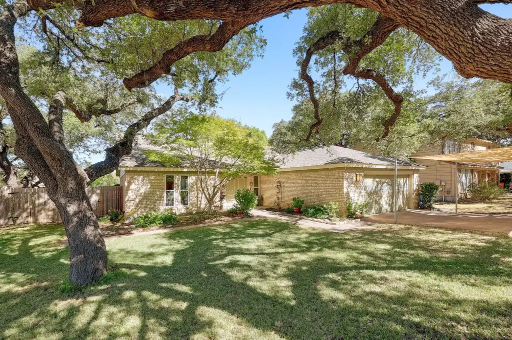 1400 Doonesbury Dr, Austin