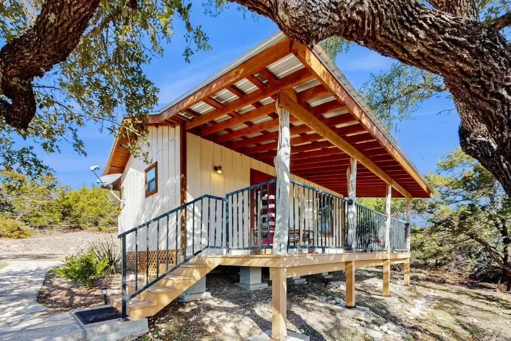 961 Buttercup Ln, Wimberley