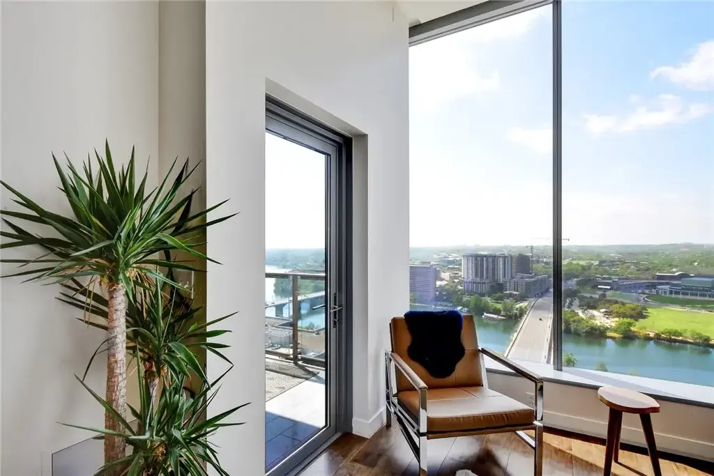 210 Lavaca St 2005, Austin