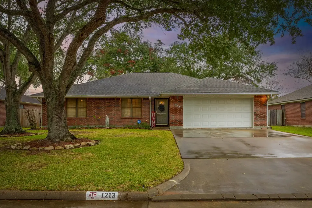 1213 Shadowlake Dr, Sealy