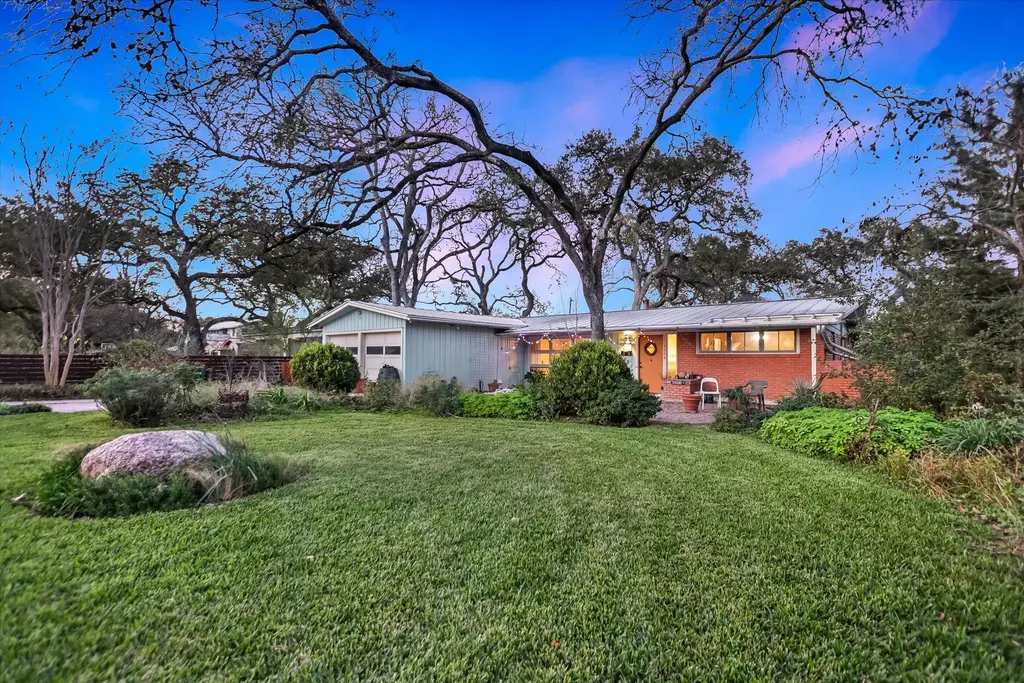 2504 Great Oaks Pkwy, Austin