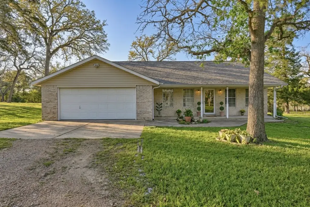 319 Shady Acres Ln, Brenham