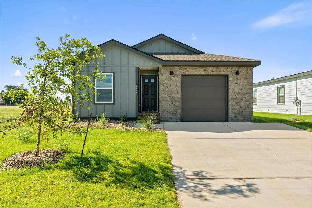 2024 Applewood Dr, Lockhart