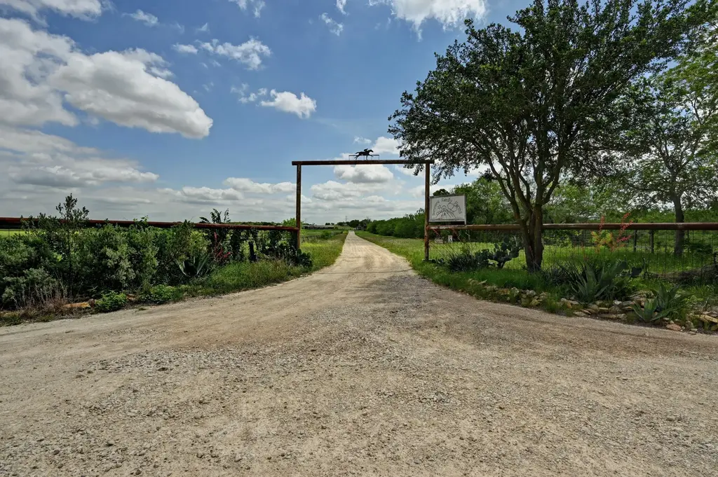 410 Simmons Family Farm Rd, Lockhart