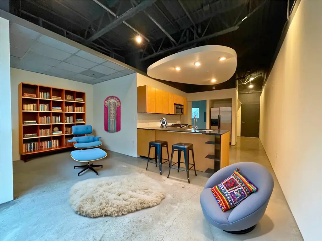 601 E Brushy St 204, Austin