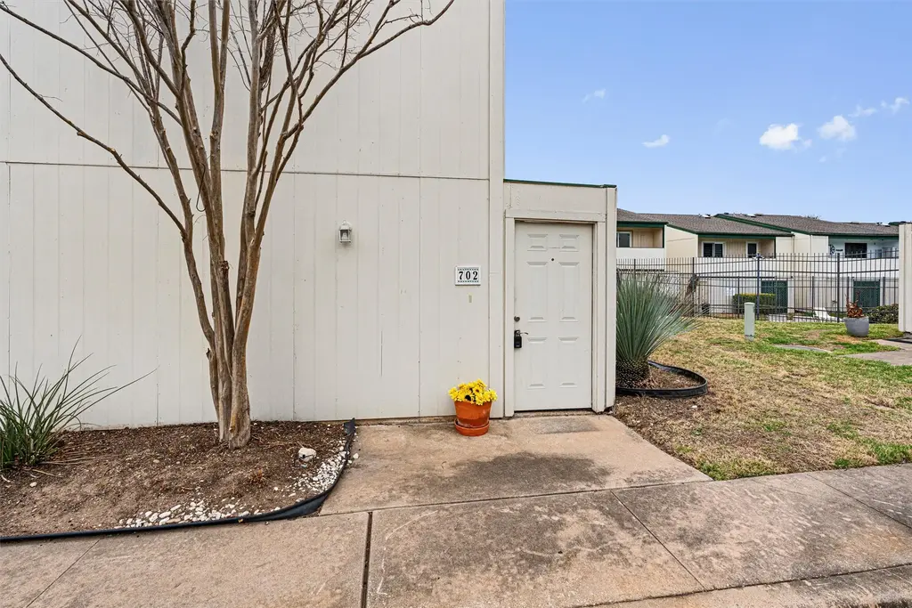 6718 Silvermine Dr 702, Austin