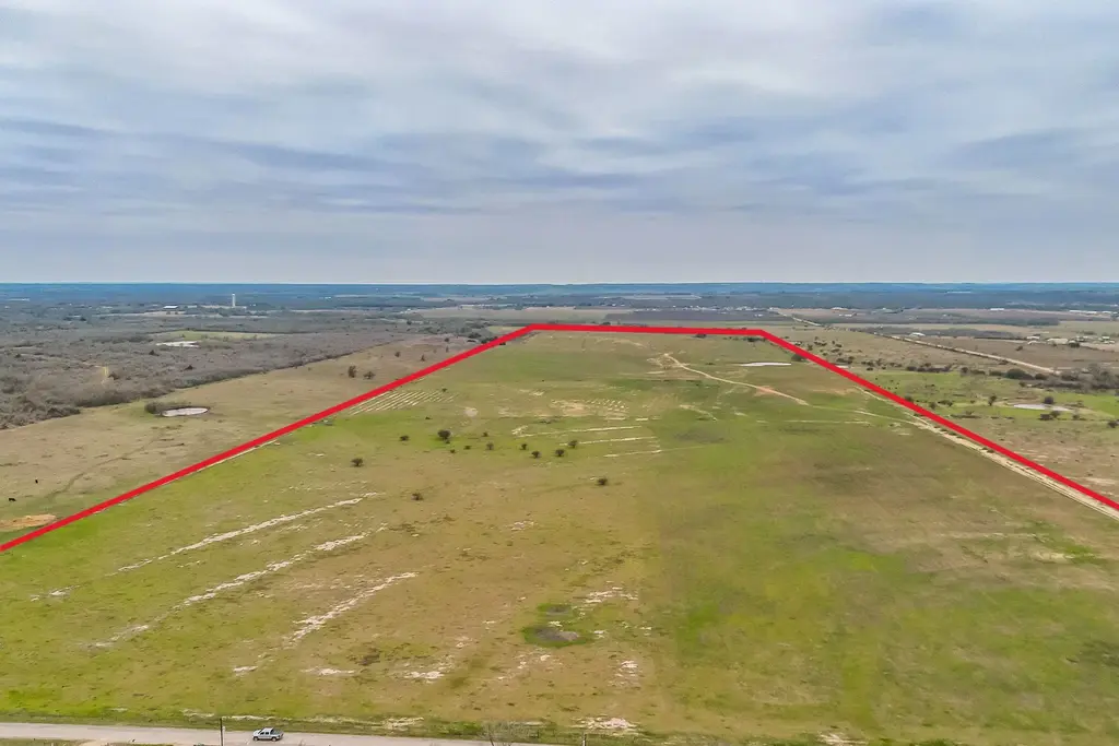 000 Callihan Rd, Luling
