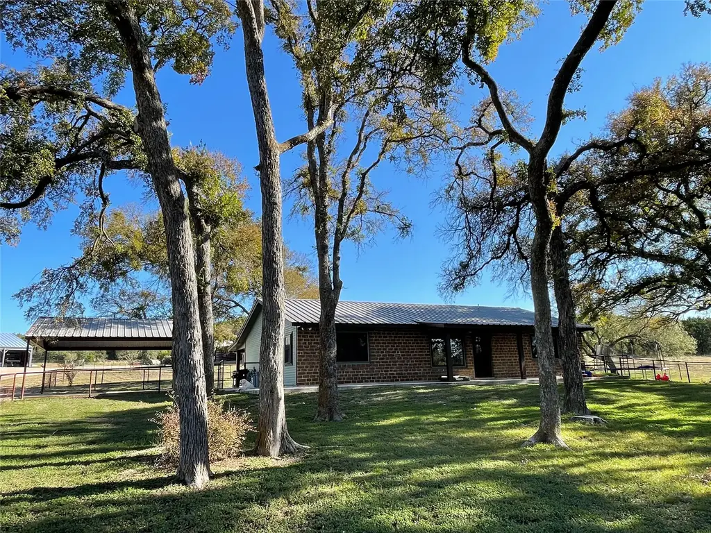 121 Dog Run, Burnet