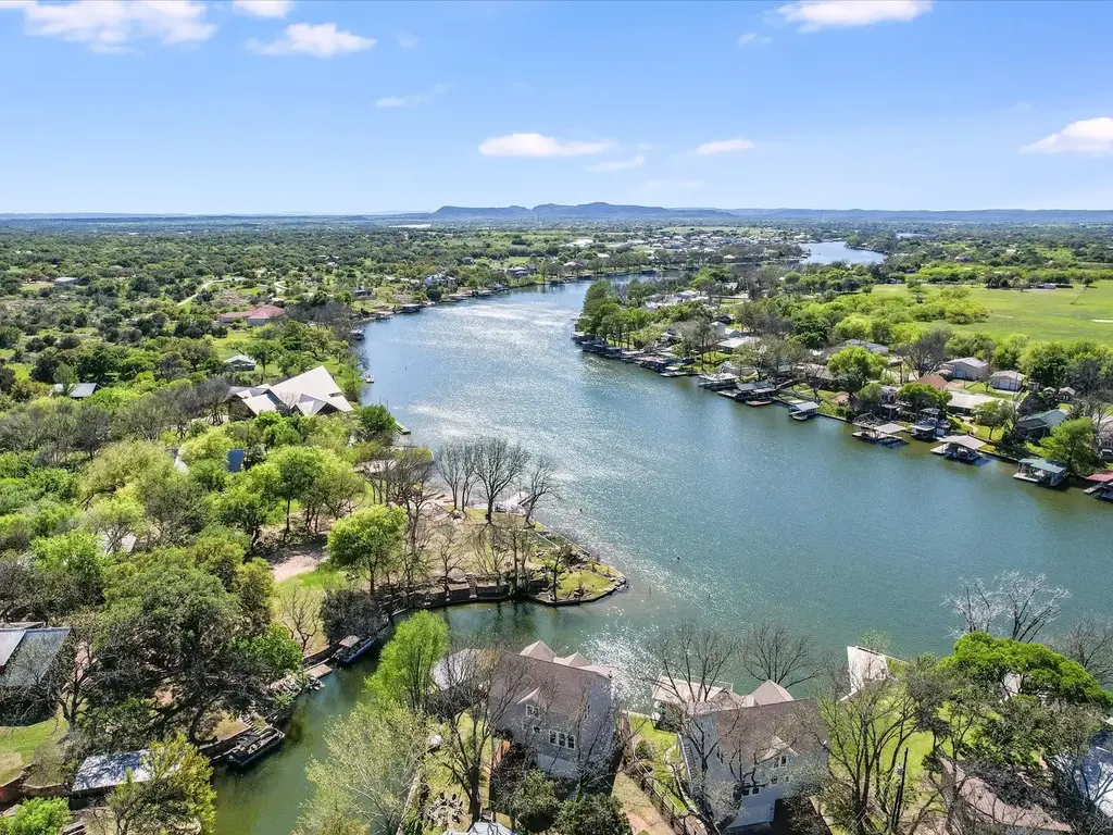 1332 S Lakeside Dr, Burnet