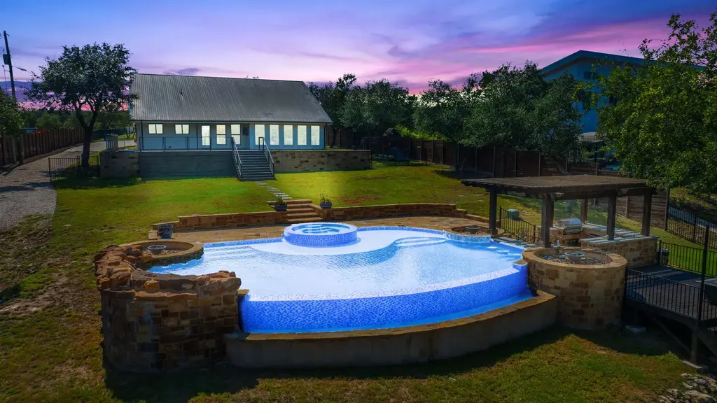1325 Likeness Rd, Spicewood