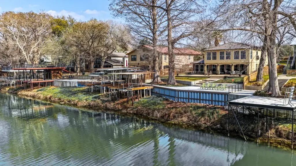 232 Lake Ridge Dr, Seguin