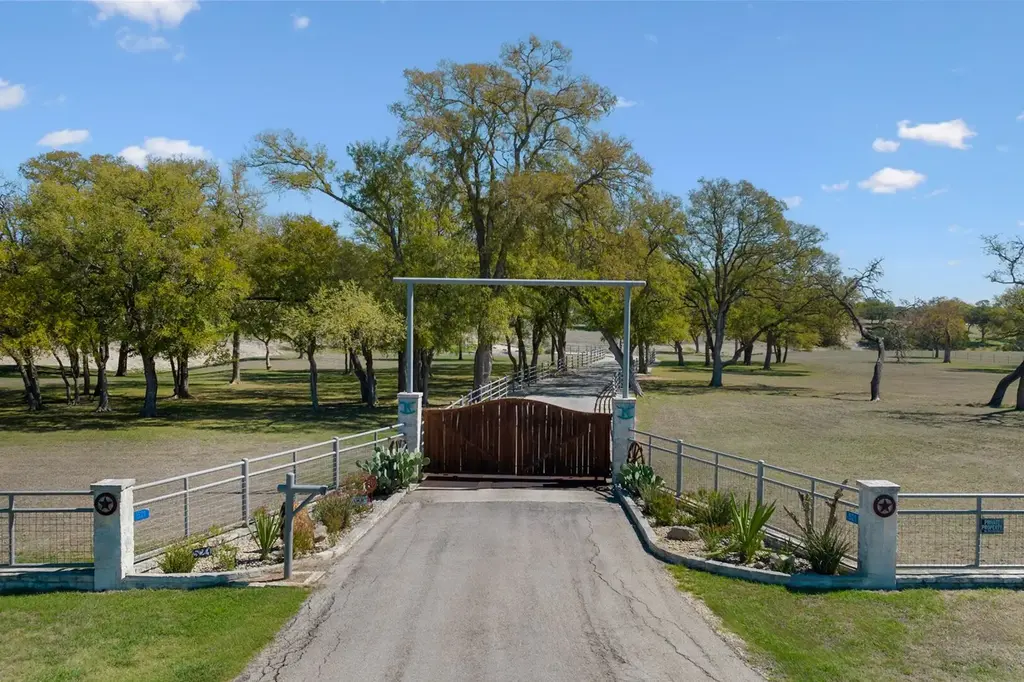 521 Bluff Creek Road Rd, Center Point