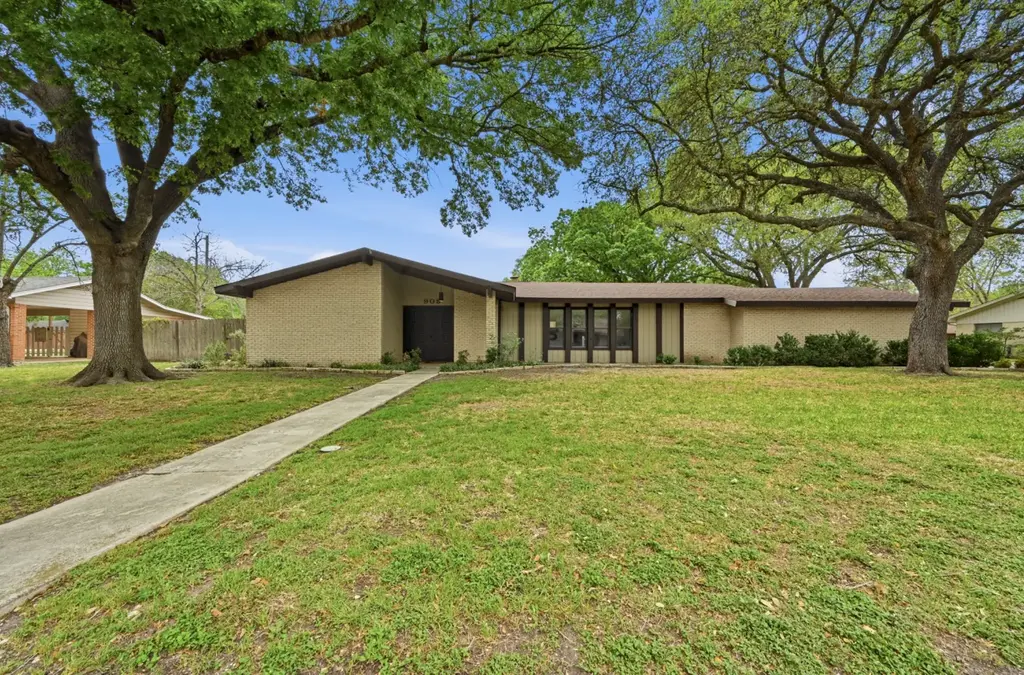 908 Vogel Dr, Lockhart