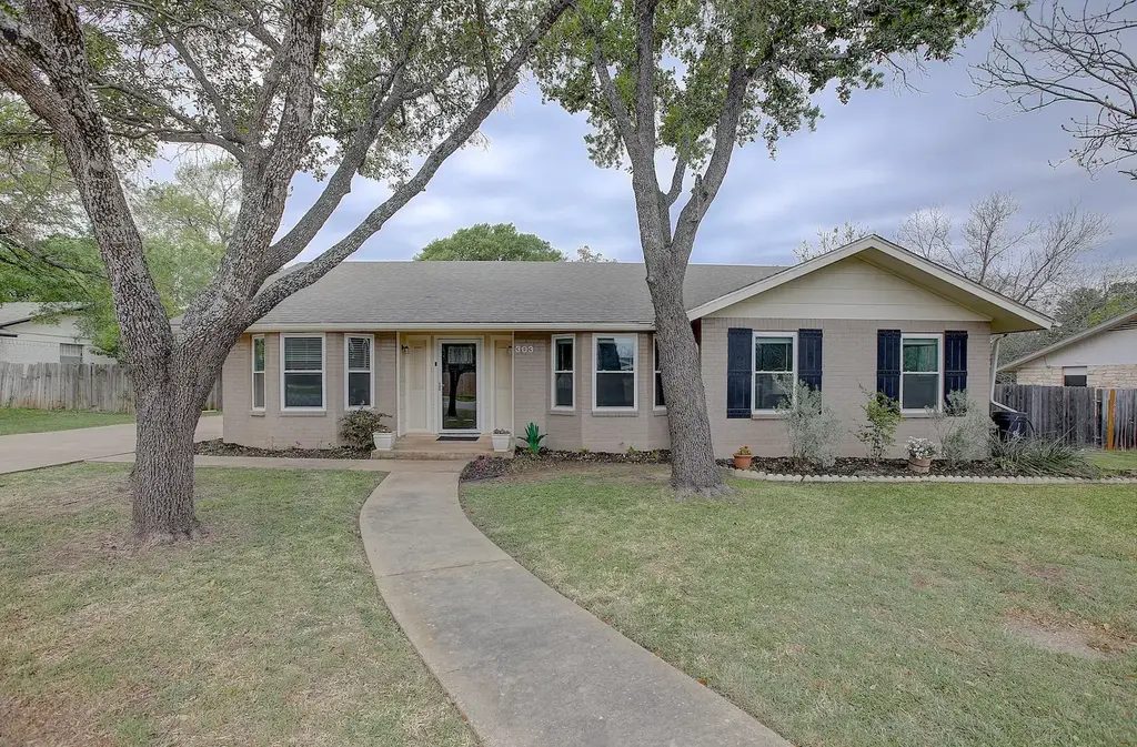 303 Shady Oak Dr, Georgetown