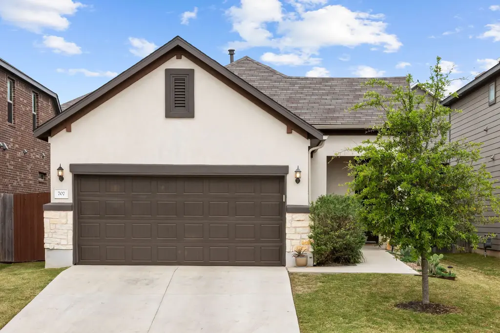 707 Eves Necklace Dr, Buda